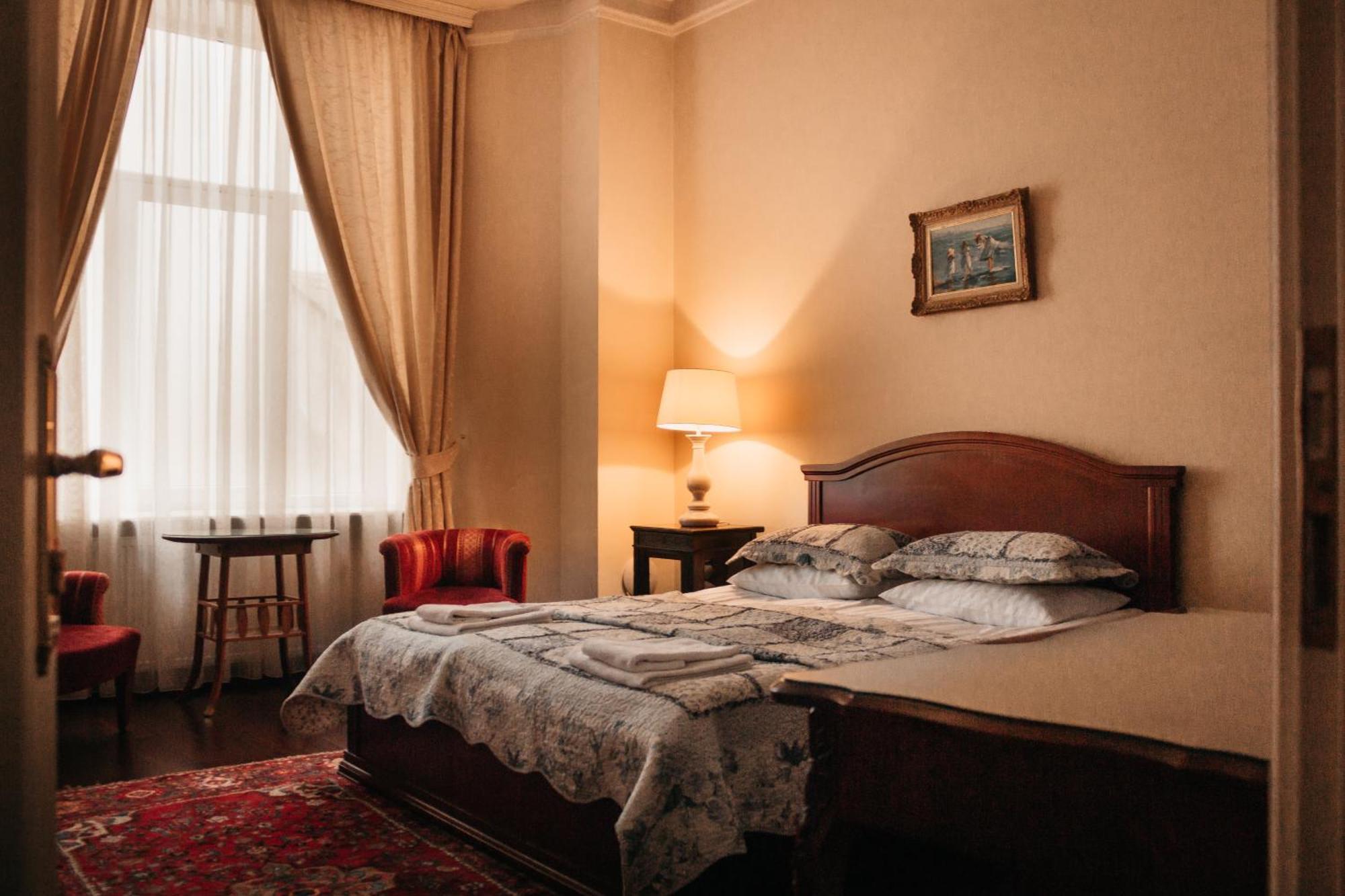 British Club Lviv Hotel Buitenkant foto