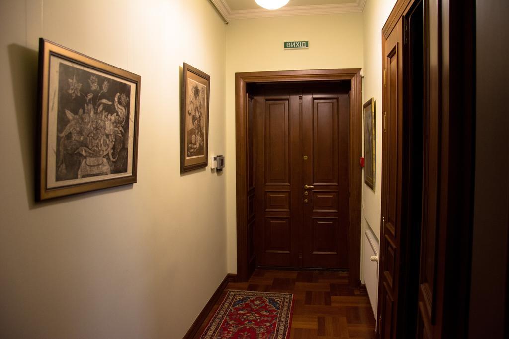 British Club Lviv Hotel Buitenkant foto