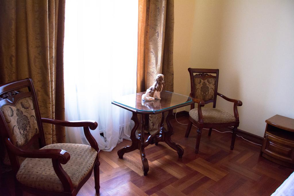 British Club Lviv Hotel Buitenkant foto