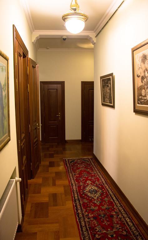 British Club Lviv Hotel Buitenkant foto