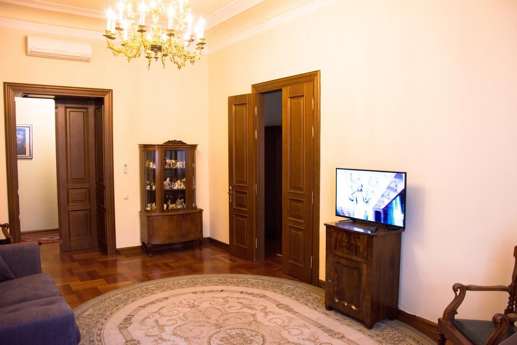British Club Lviv Hotel Buitenkant foto