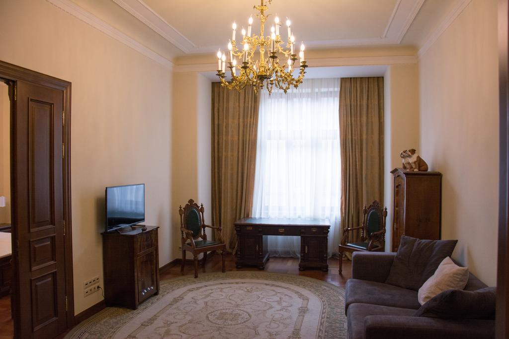 British Club Lviv Hotel Buitenkant foto