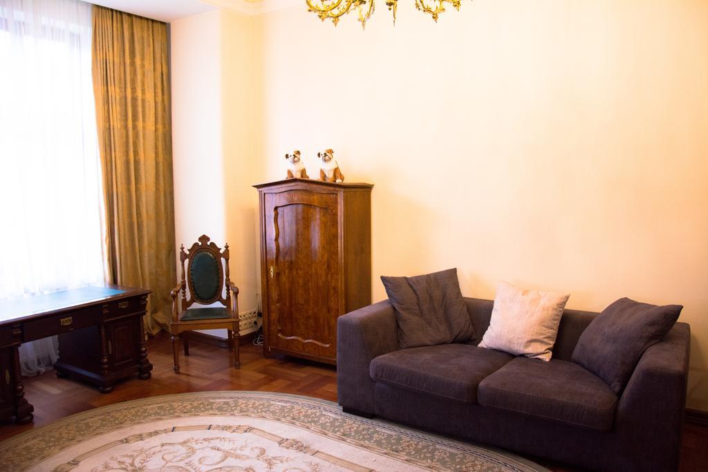 British Club Lviv Hotel Buitenkant foto