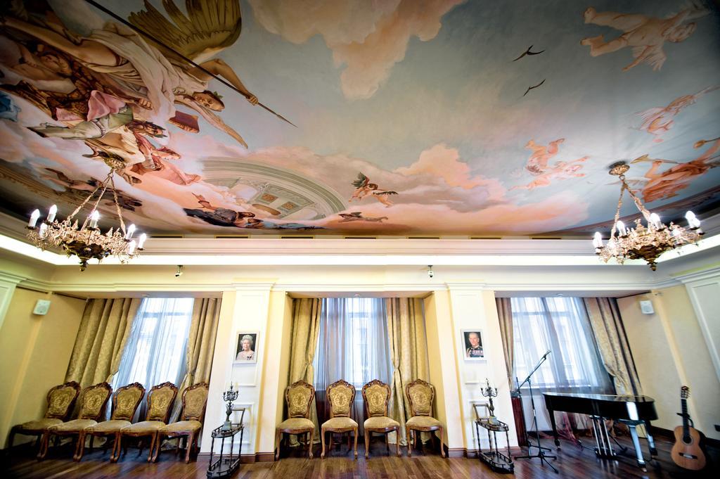British Club Lviv Hotel Buitenkant foto