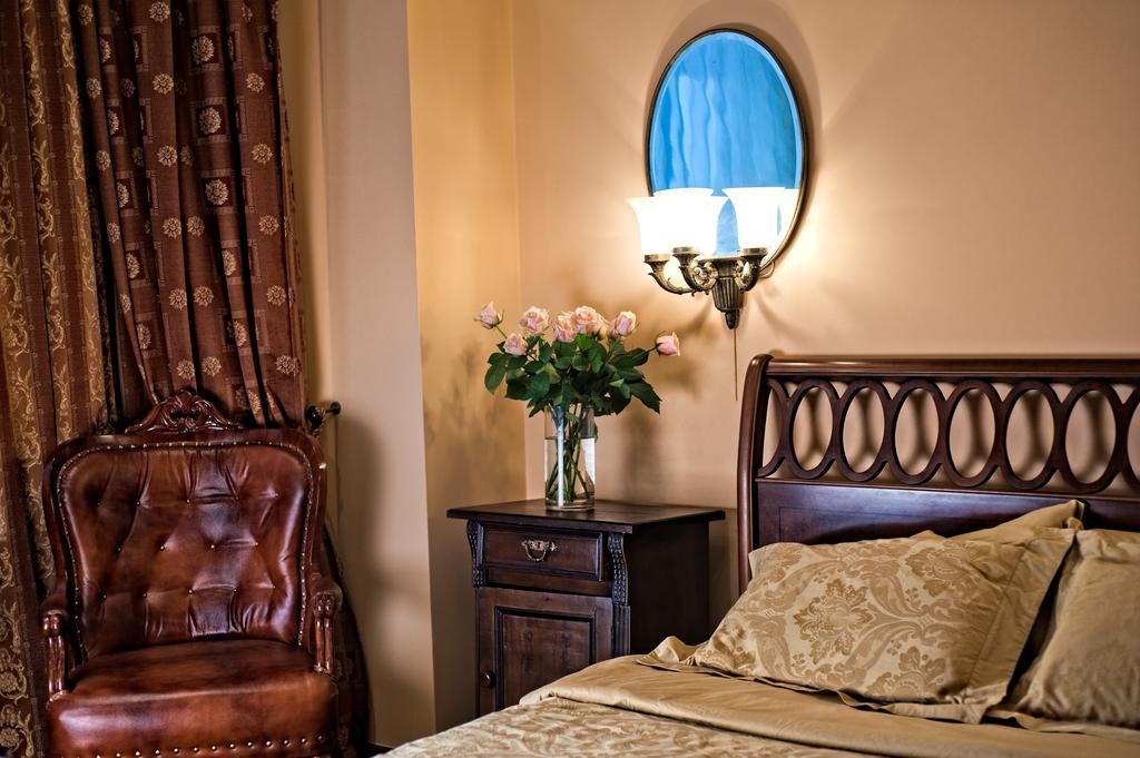 British Club Lviv Hotel Buitenkant foto