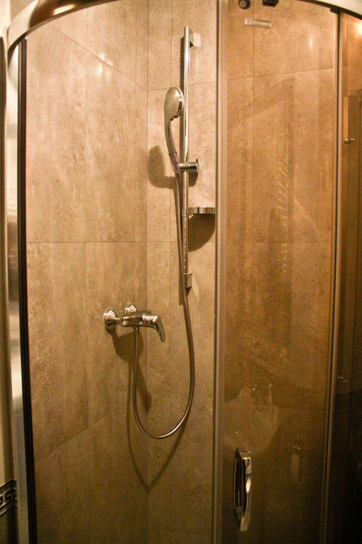 British Club Lviv Hotel Buitenkant foto