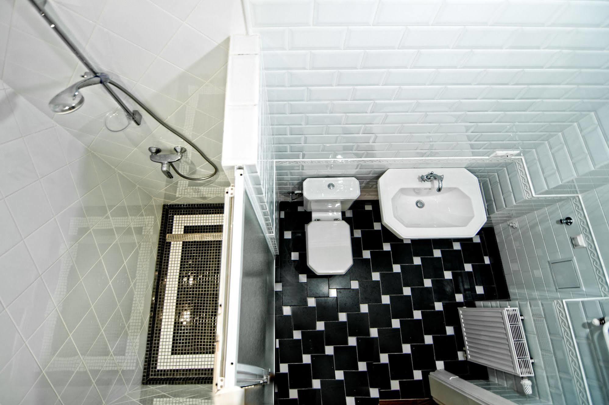 British Club Lviv Hotel Buitenkant foto