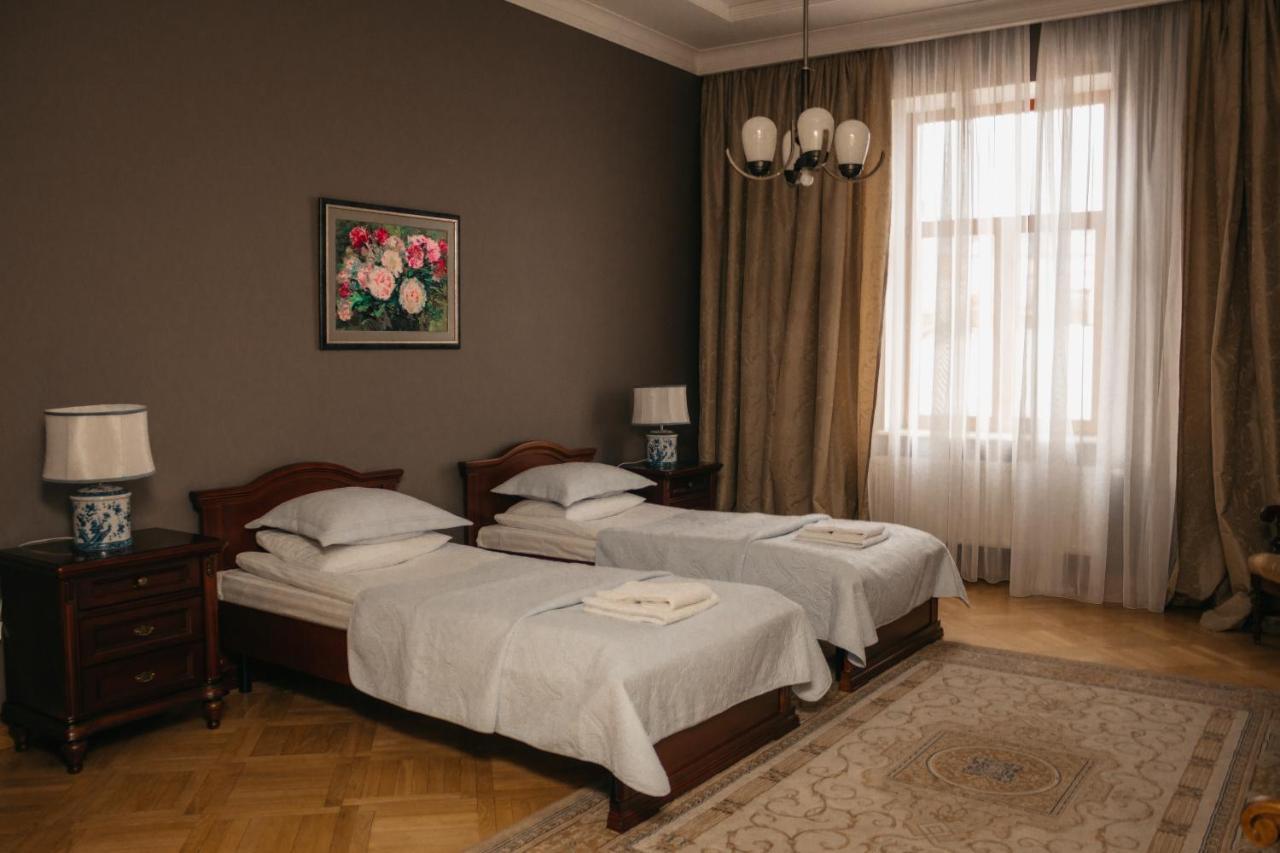 British Club Lviv Hotel Buitenkant foto