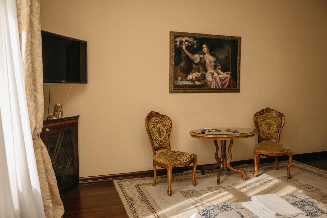 British Club Lviv Hotel Buitenkant foto