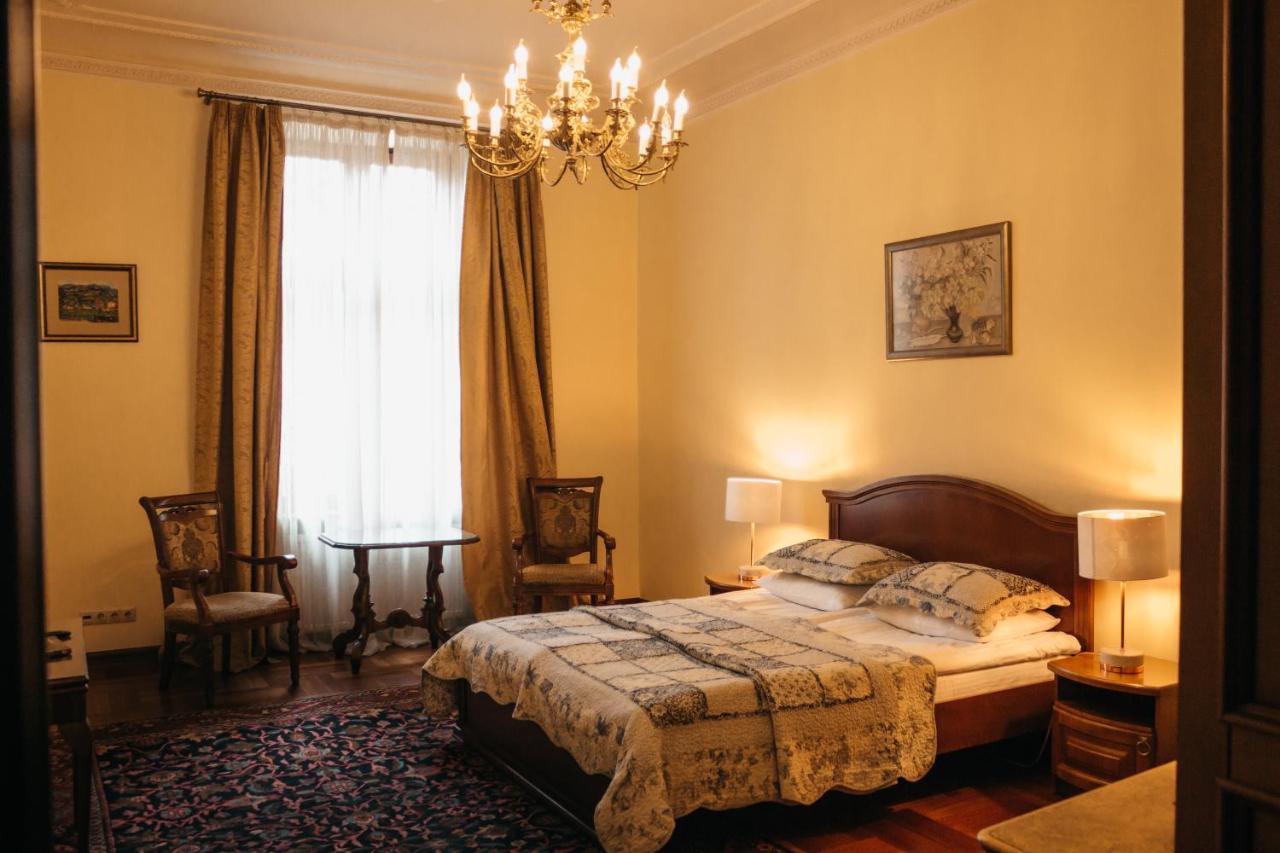 British Club Lviv Hotel Buitenkant foto
