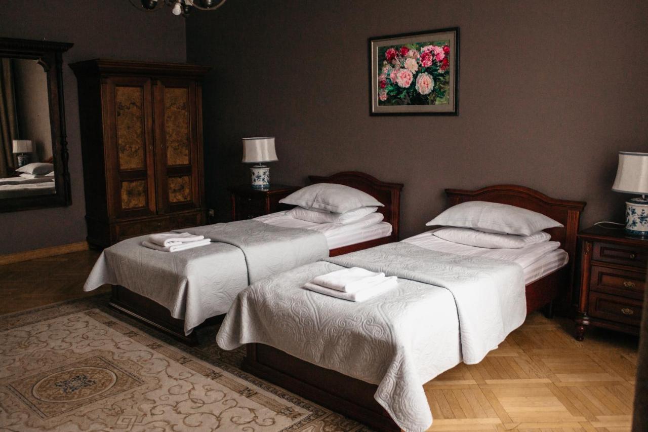 British Club Lviv Hotel Buitenkant foto