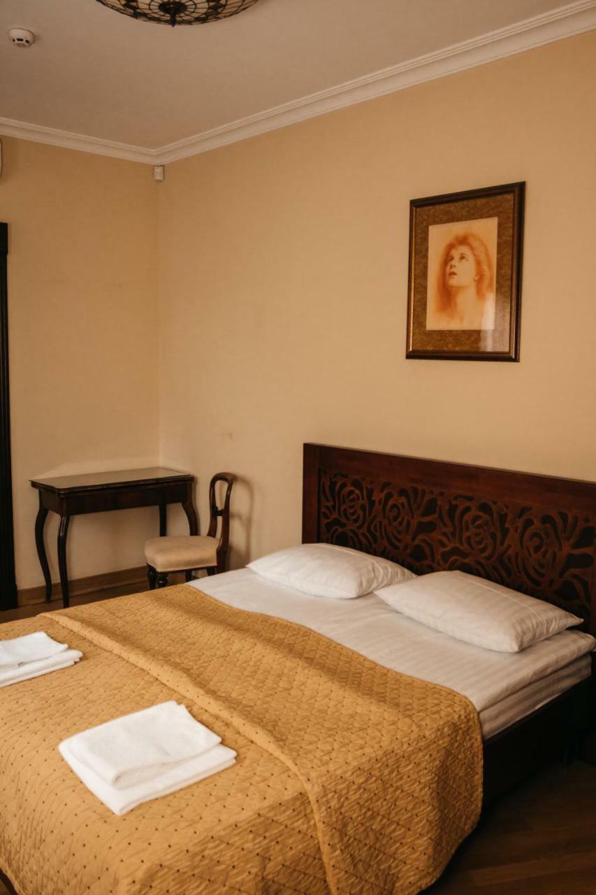 British Club Lviv Hotel Buitenkant foto