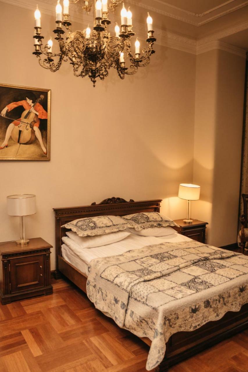 British Club Lviv Hotel Buitenkant foto