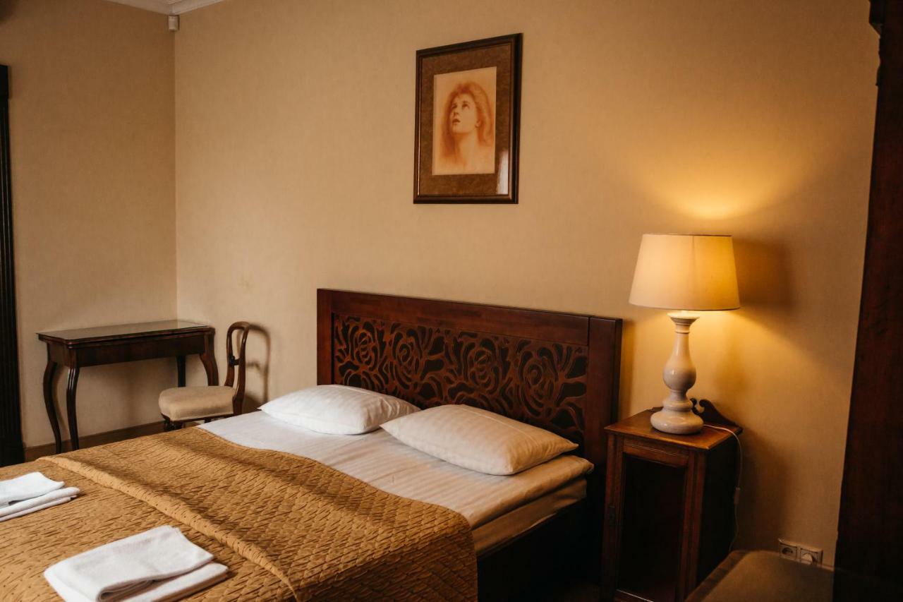 British Club Lviv Hotel Buitenkant foto