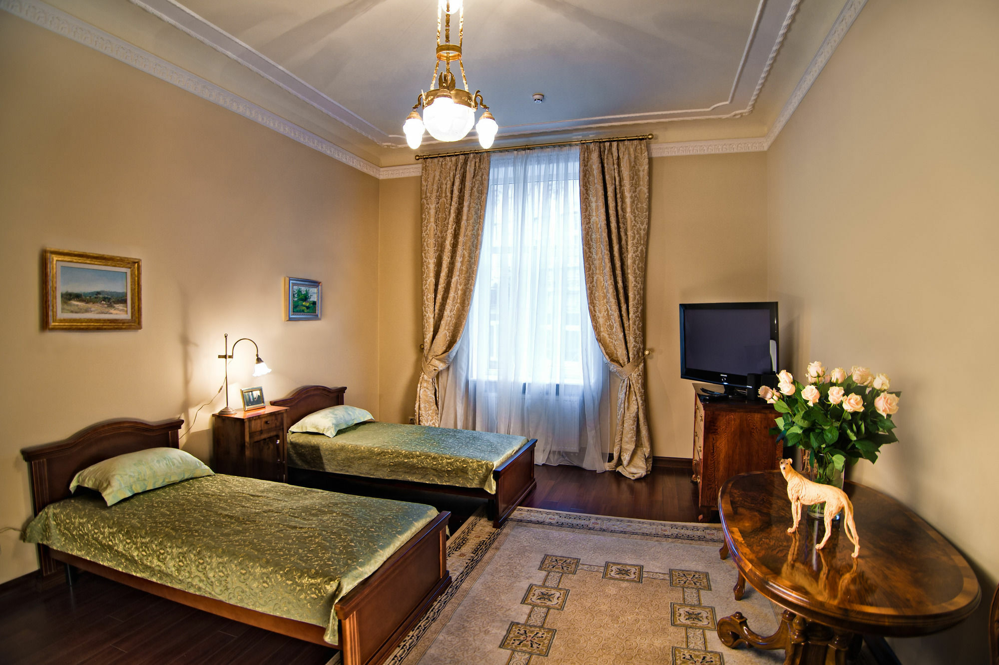 British Club Lviv Hotel Buitenkant foto
