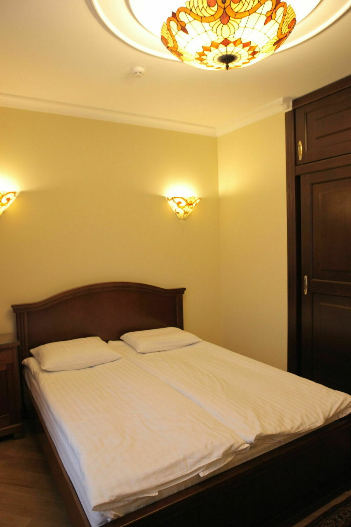British Club Lviv Hotel Buitenkant foto