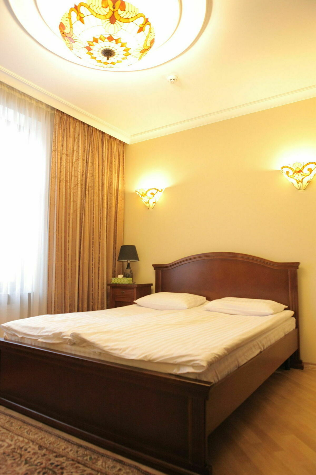 British Club Lviv Hotel Buitenkant foto